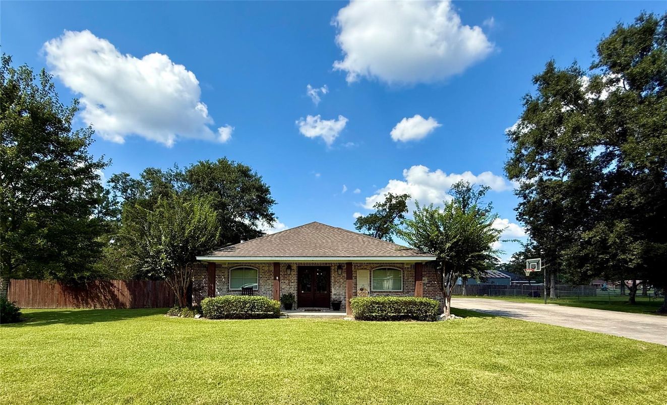 Backyard, Exterior, Facade, Brick Facade, Ranch