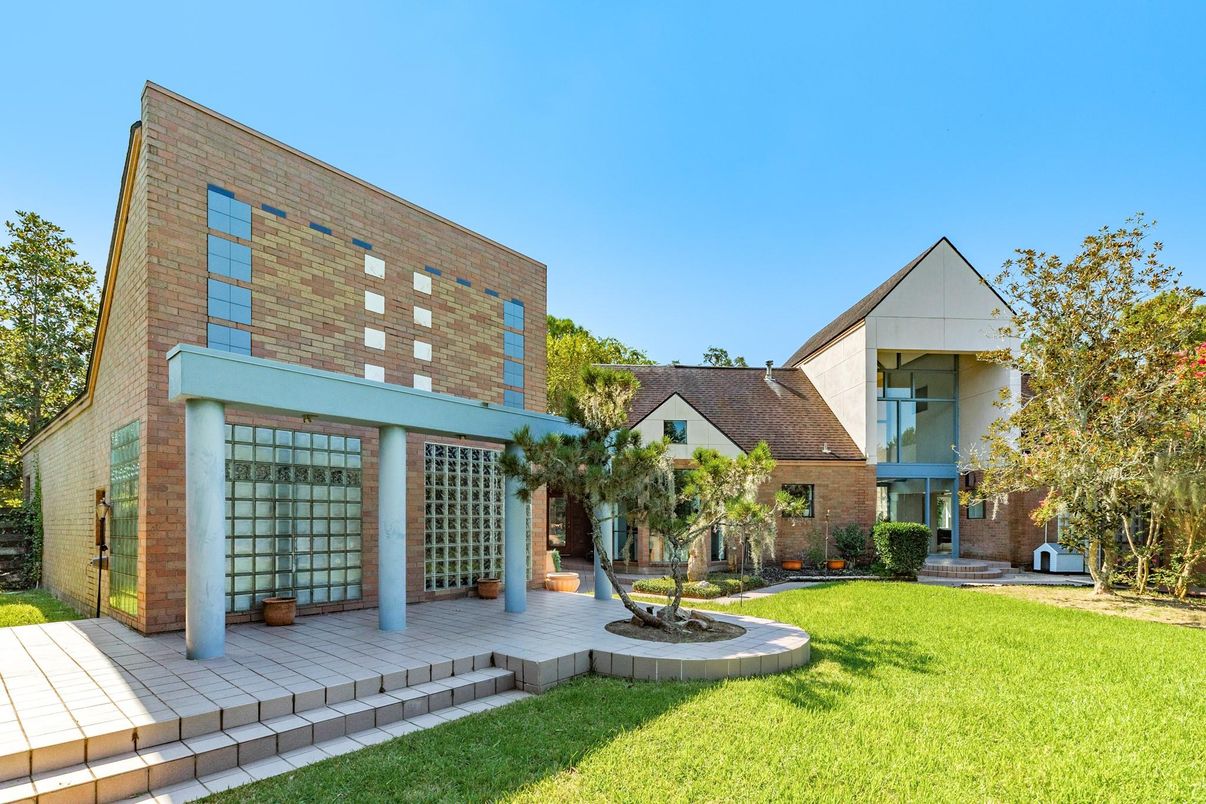 Backyard, Exterior, Facade, Brick Facade, Modern