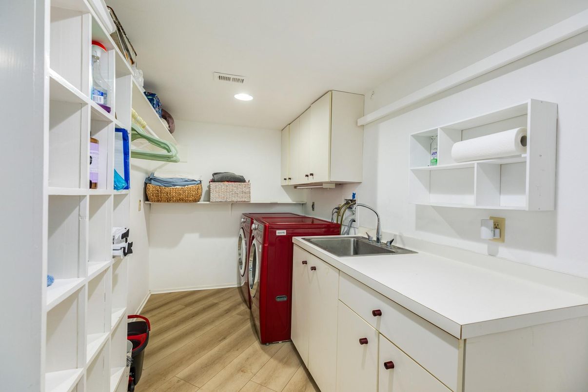 Interior, Recessed Lighting, Washer, Wood Texture Flooring