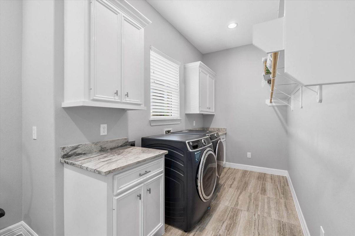 Interior, Recessed Lighting, Washer, Wood Texture Flooring