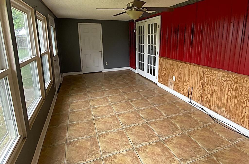 Empty room, Interior