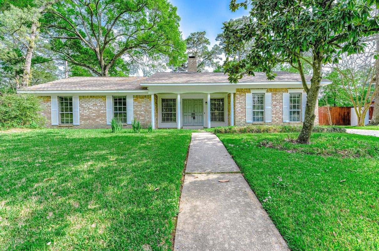 Exterior, Facade, Brick Facade, Ranch