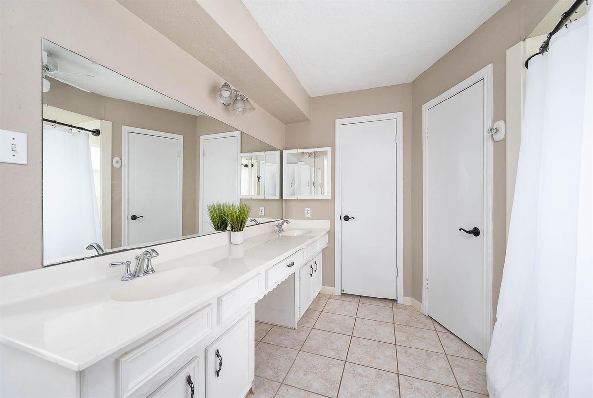 Bathroom, Dual Sink Vanities, Interior