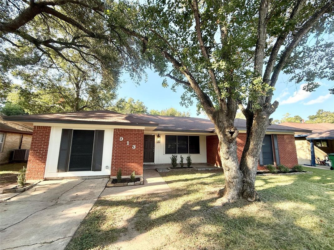 Exterior, Facade, Brick Facade, Ranch