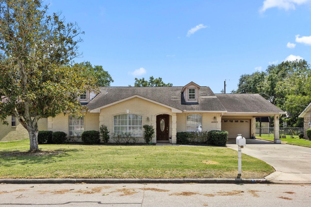 Attached, Exterior, Facade, Ranch