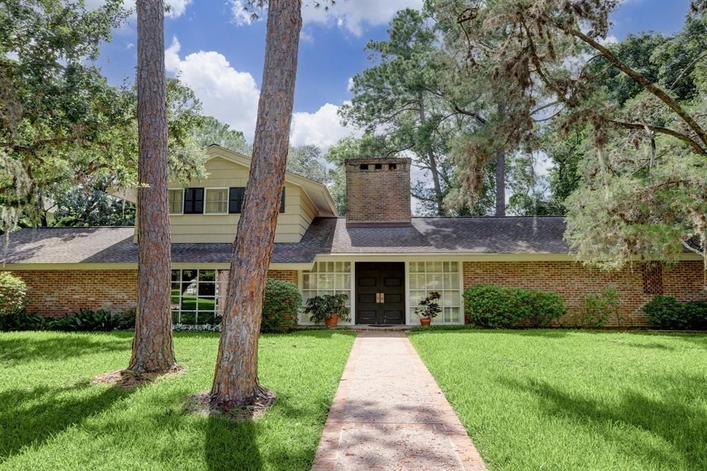 Exterior, Facade, Brick Facade, Cape Cod
