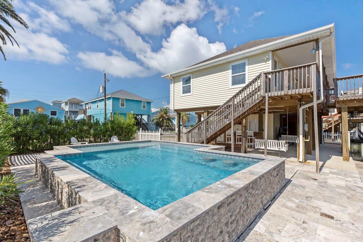 Exterior, Pool