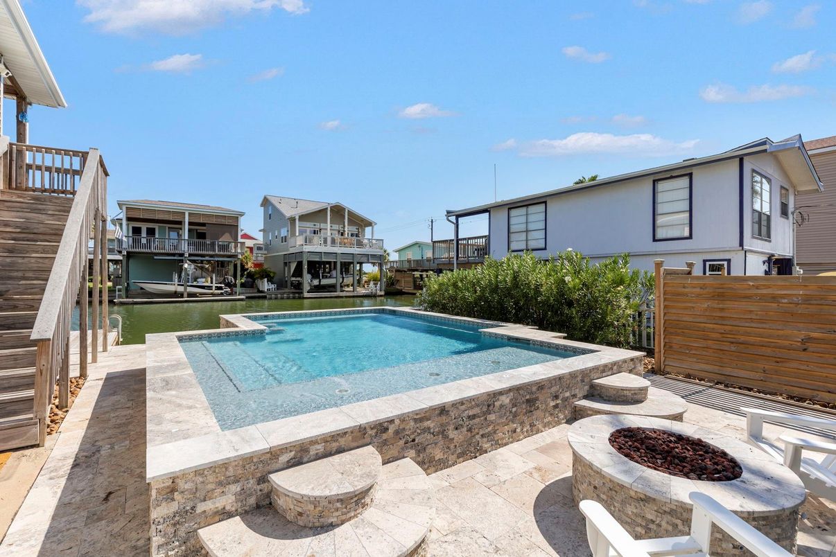 Exterior, Pool