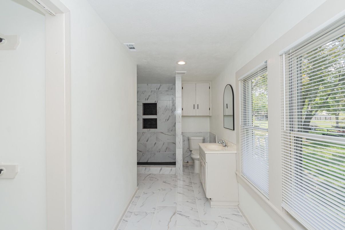 Bathroom, Interior, Marble, Marble Walls, Recessed Lighting