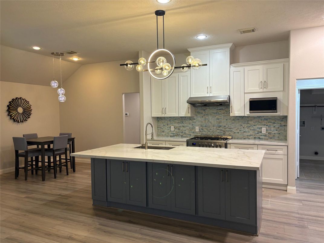 Dining room, Interior, Kitchen, Pendant Lights, Recessed Lighting, Wood Texture Flooring