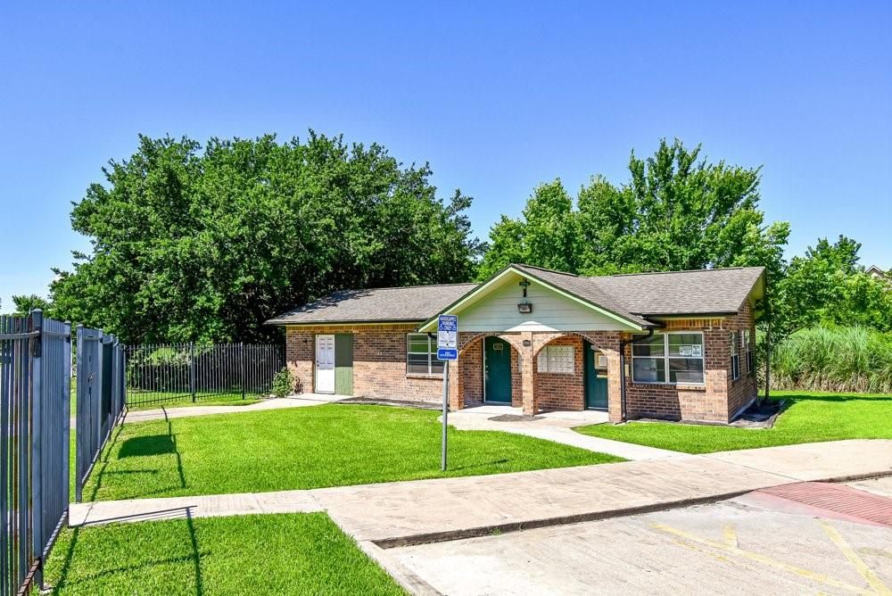 Exterior, Facade, Brick Facade, Ranch