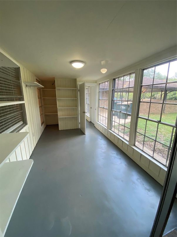 Empty room, Interior