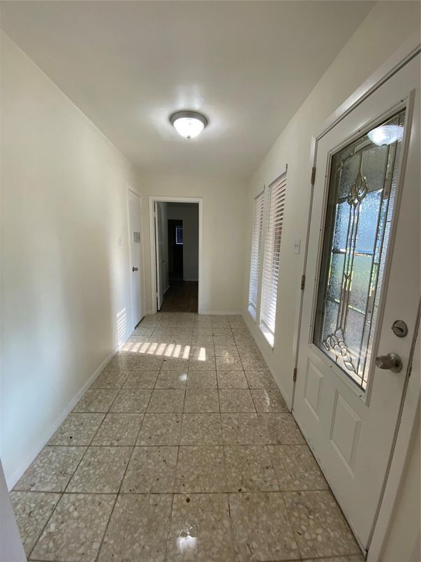 Empty room, Interior