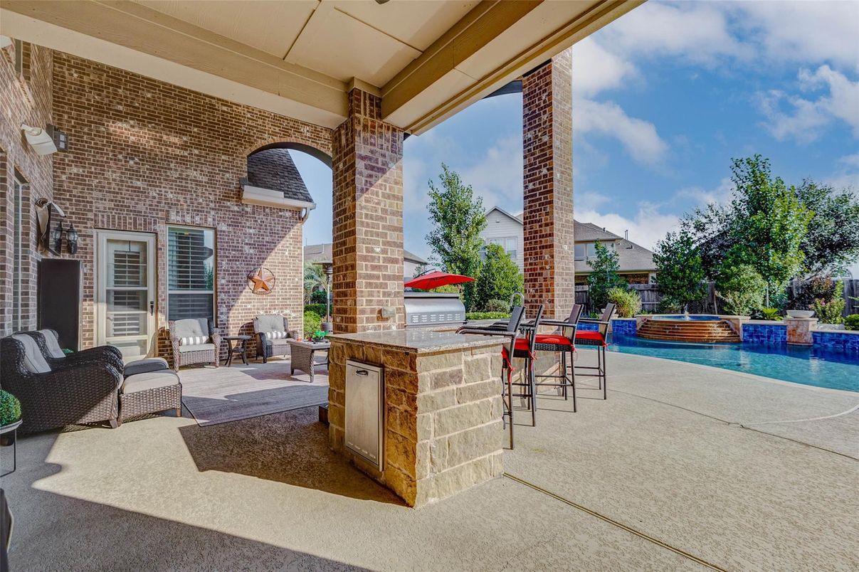 Exterior, Outdoor Kitchen, Pool