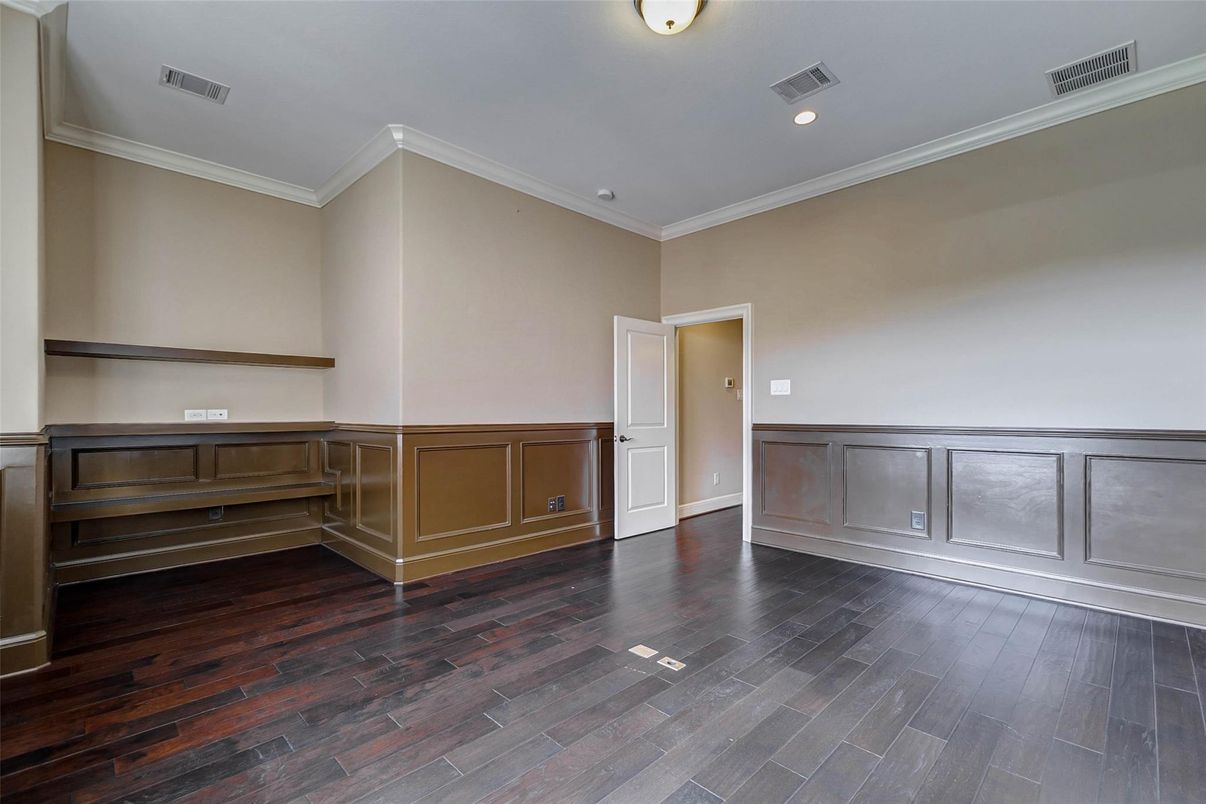 Empty room, Interior, Recessed Lighting, Wood Texture Flooring