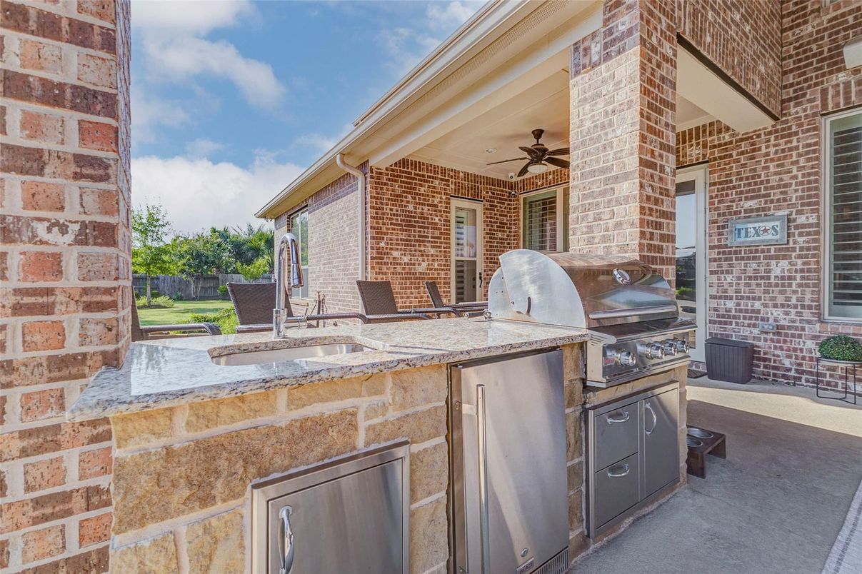 Exterior, Outdoor Kitchen
