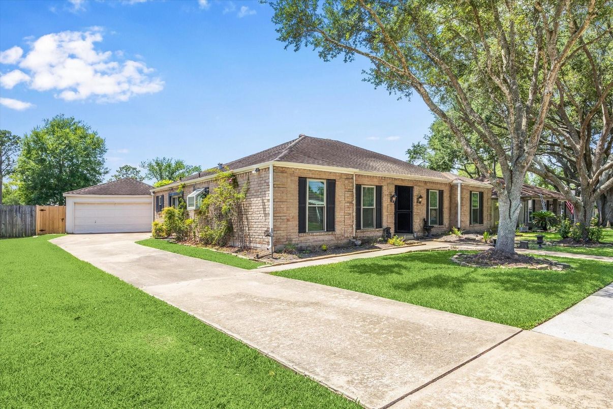 Backyard, Detached Garage, Exterior, Facade, Brick Facade, Ranch