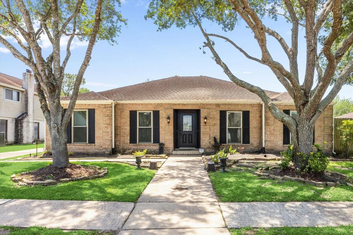 Exterior, Facade, Brick Facade, Ranch