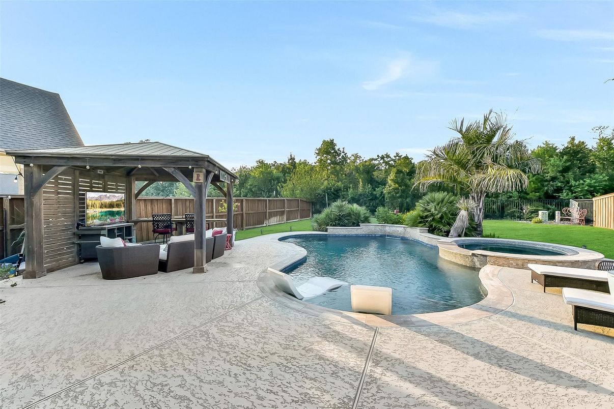 Exterior, Pool