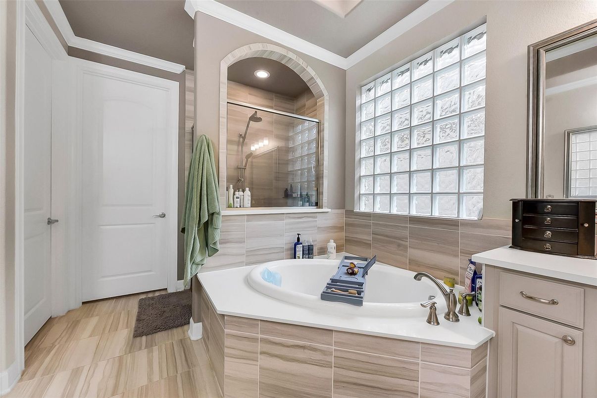 Bathroom, Interior, Recessed Lighting