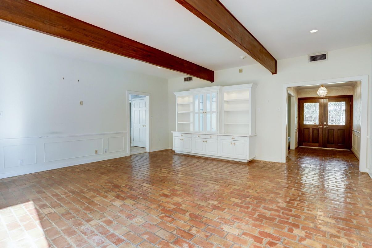 Empty room, Interior, Recessed Lighting, Wooden Beams