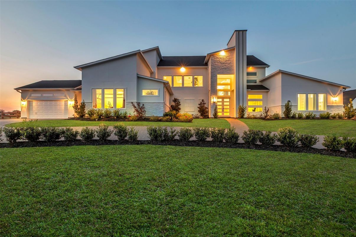 Attached, Backyard, Exterior, Facade, Modern