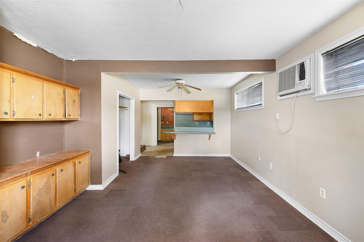 Empty room, Interior