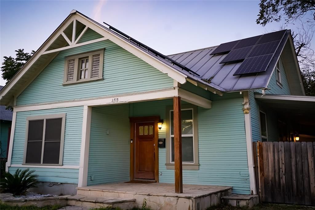 Exterior, Facade, Solar Panels, American Craftsman