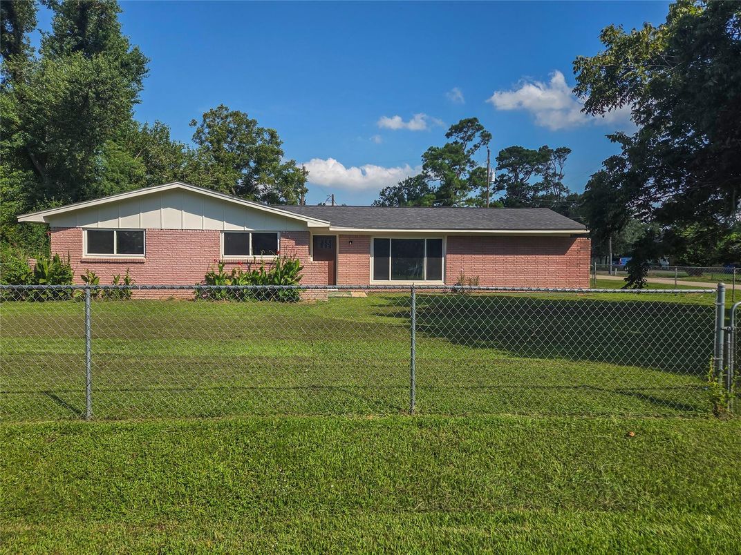 Backyard, Exterior, Facade, Brick Facade, Ranch