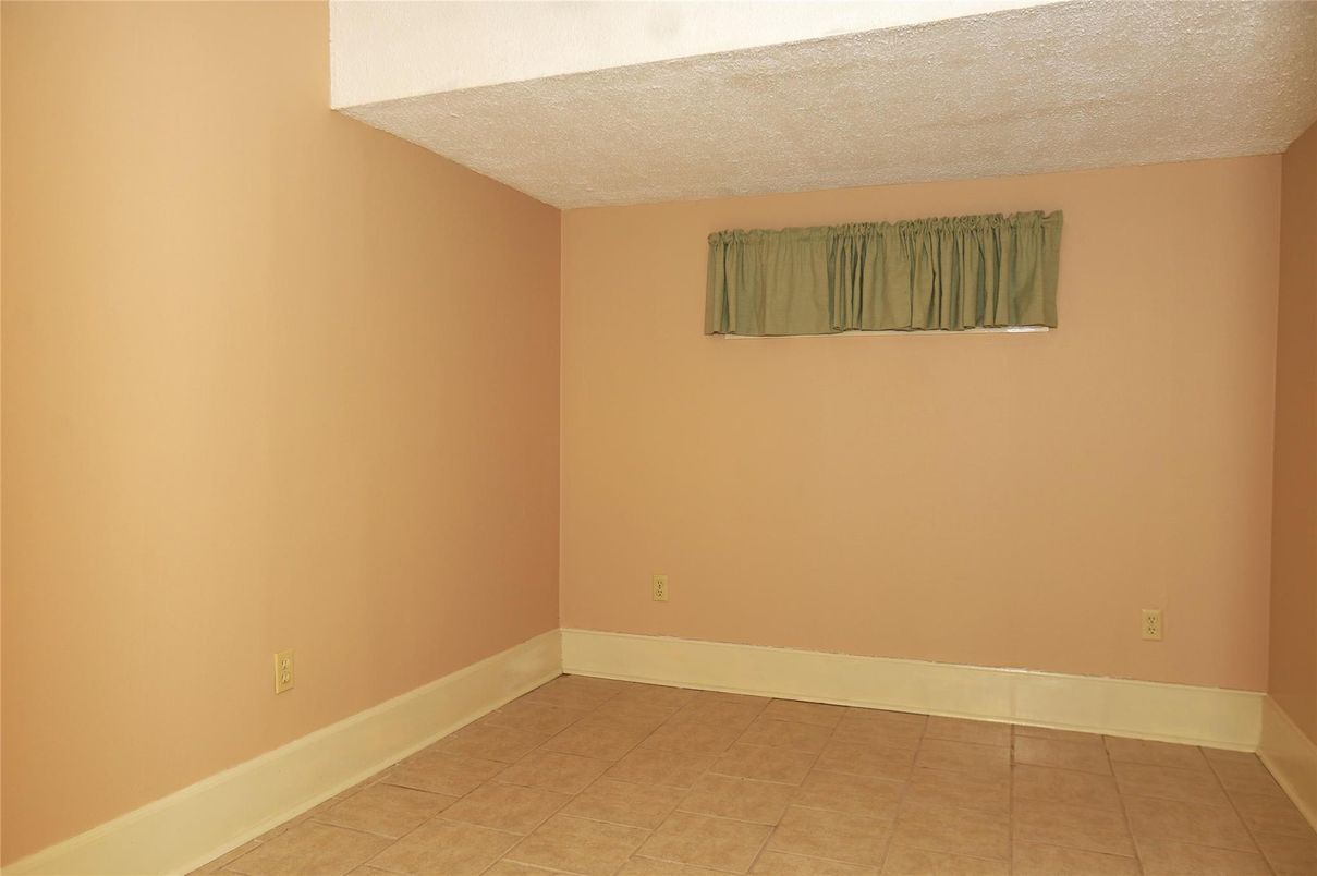 Empty room, Interior