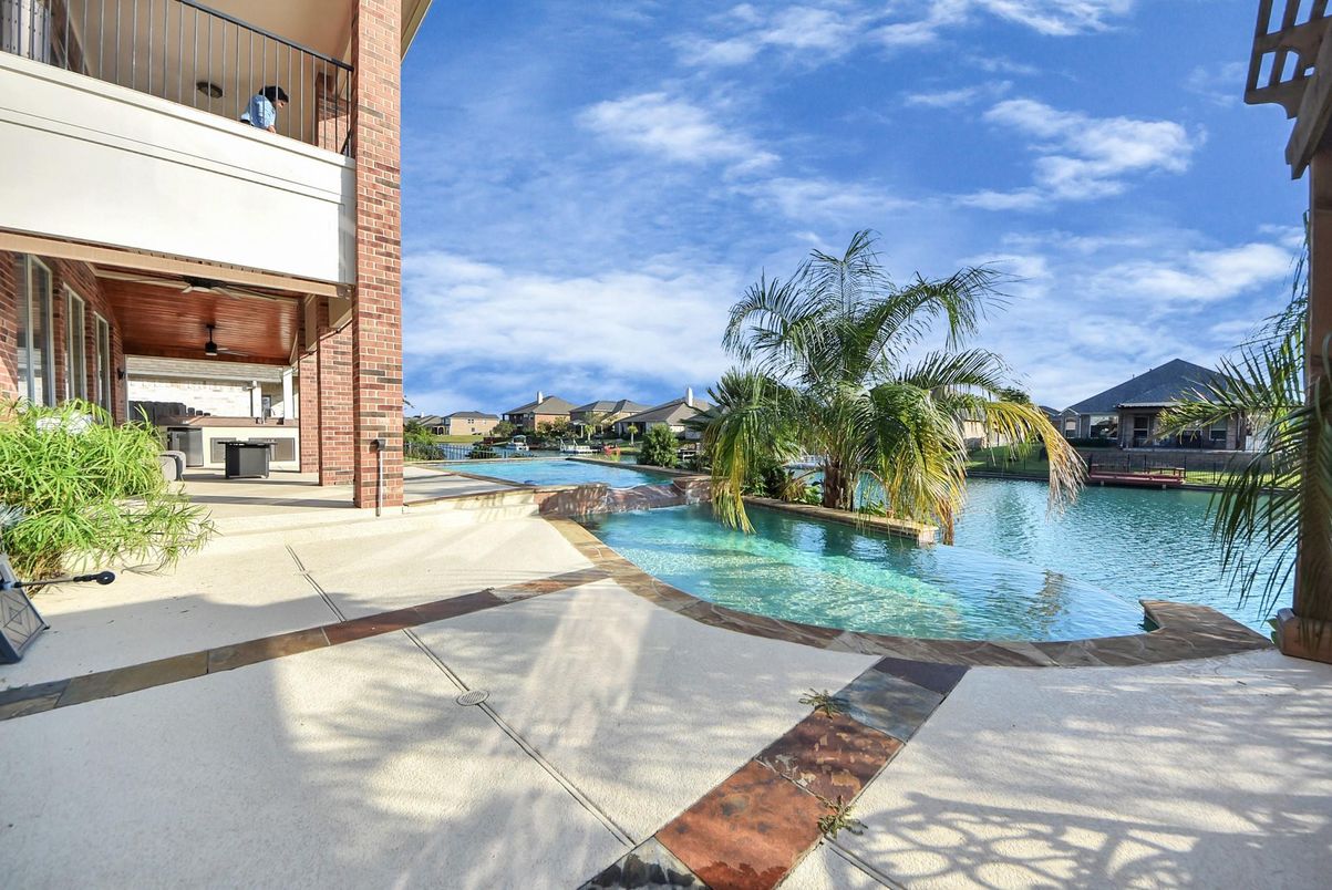 Exterior, Pool, Water