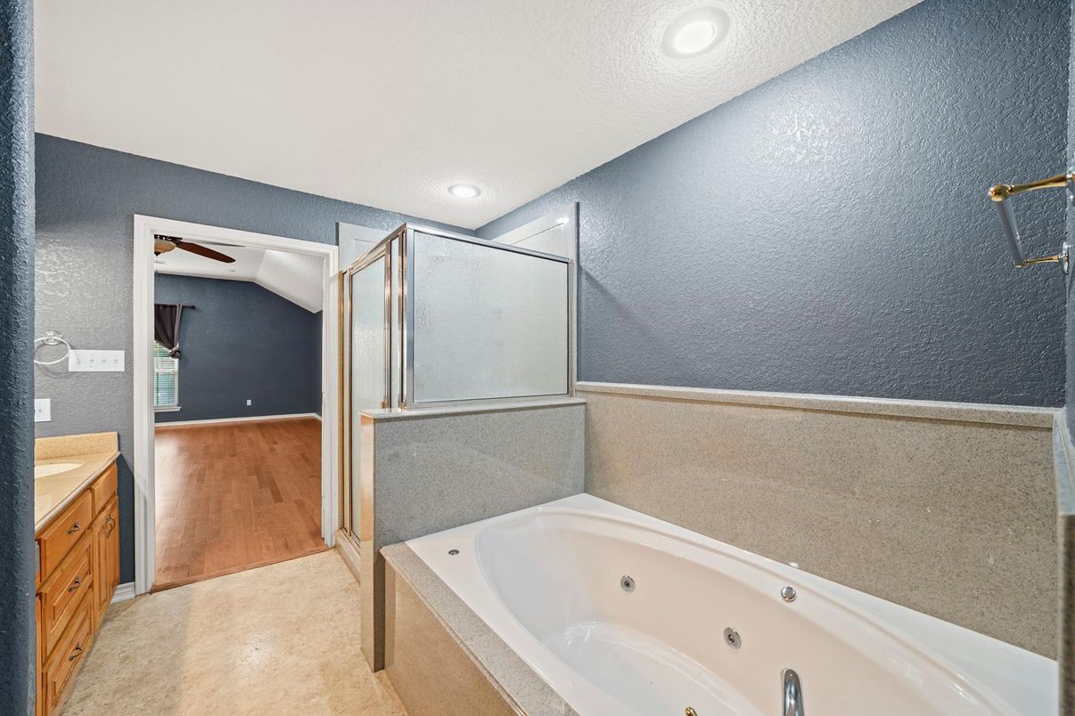 Bathroom, Interior, Recessed Lighting, Wood Texture Flooring