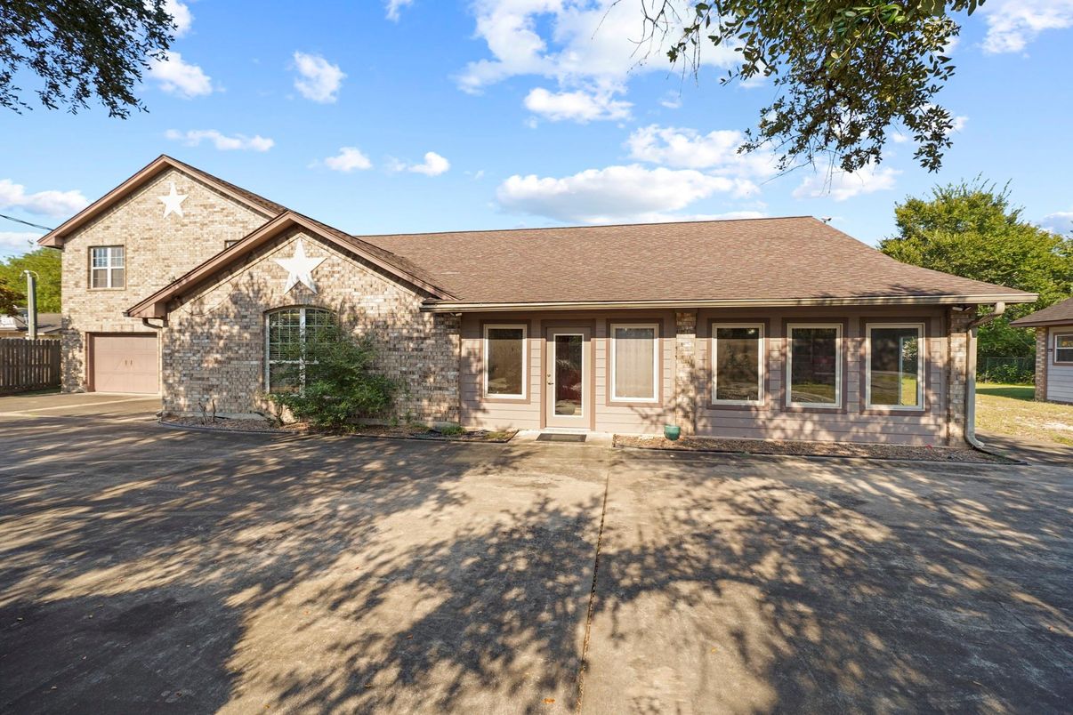 Exterior, Facade, Ranch