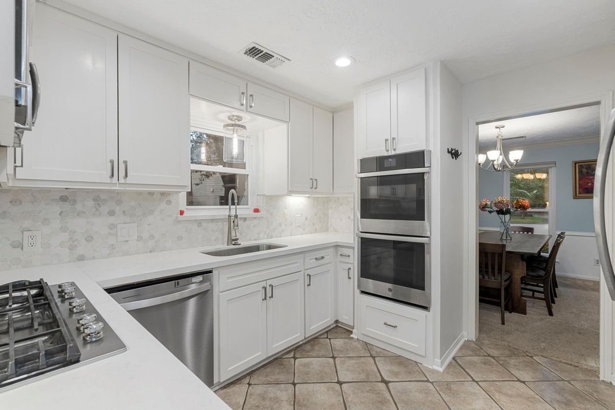 Chandelier, Dining room, Interior, Kitchen, Recessed Lighting, Stainless Steel Appliances