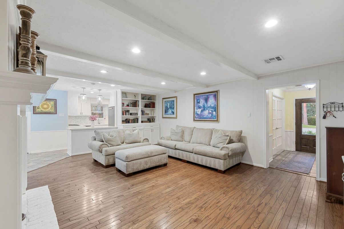 Interior, Living room, Pendant Lights, Recessed Lighting, Wood Texture Flooring
