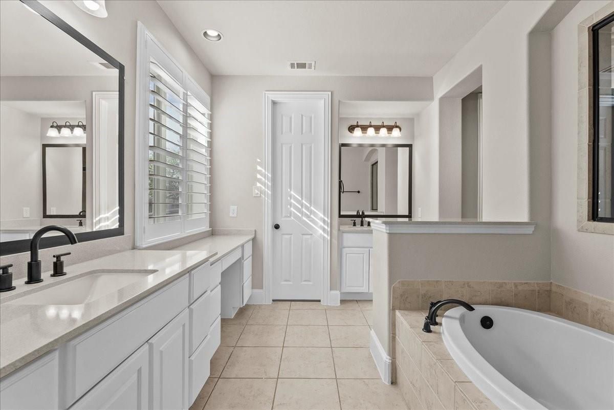 Bathroom, Dual Sink Vanities, Interior, Recessed Lighting