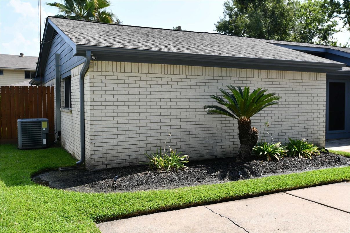 Detached Garage, Exterior