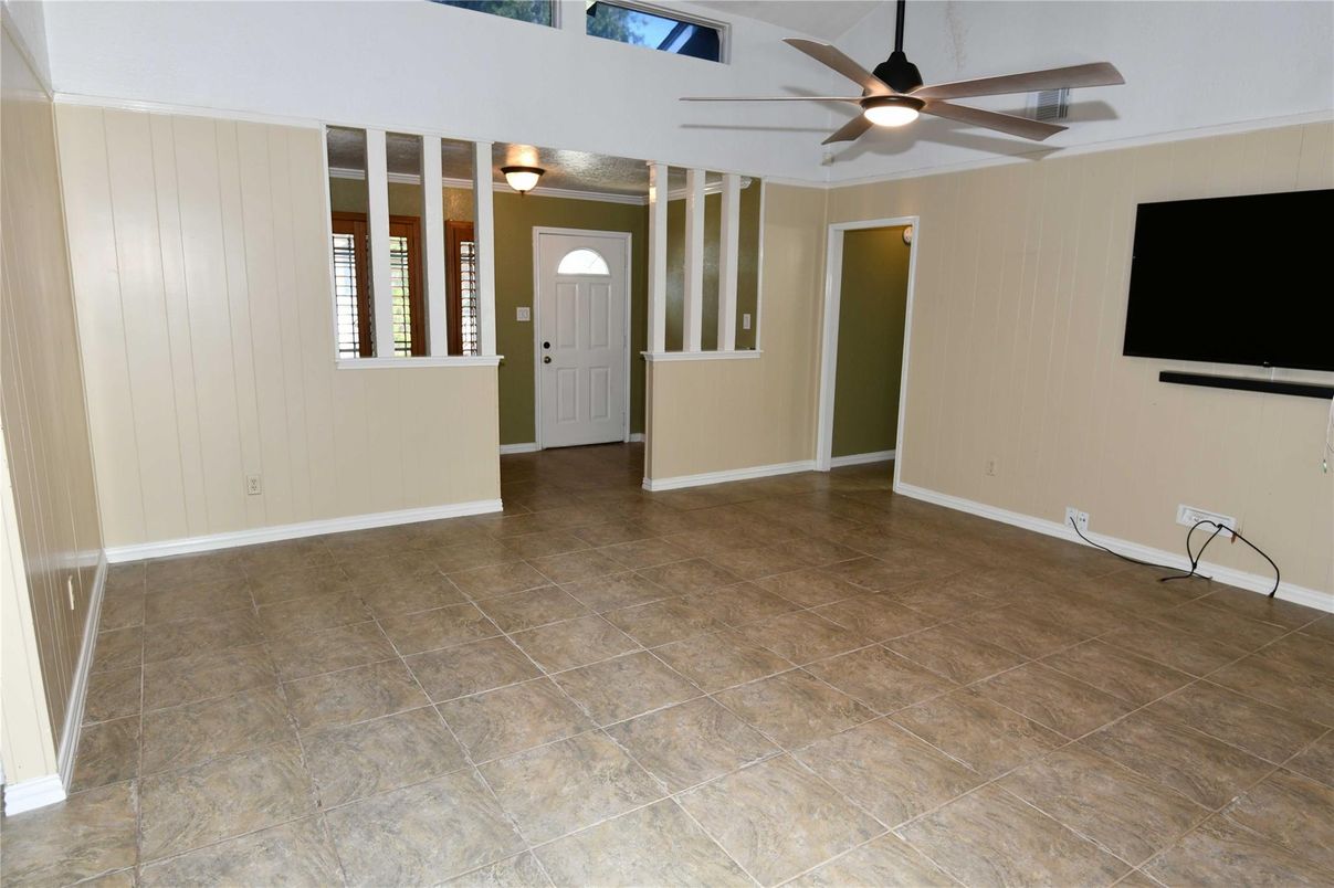 Empty room, Interior