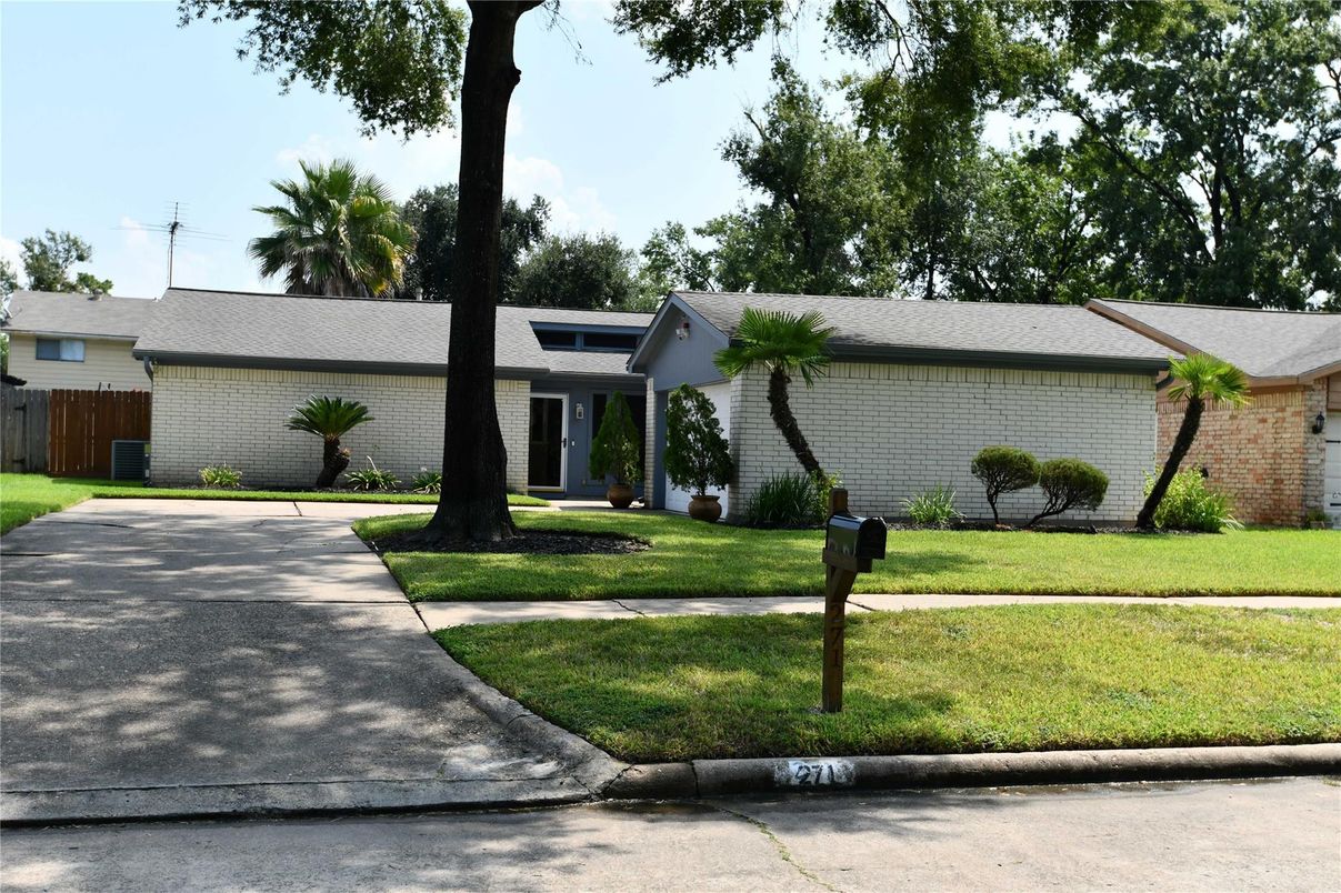 Exterior, Facade, Brick Facade, Ranch