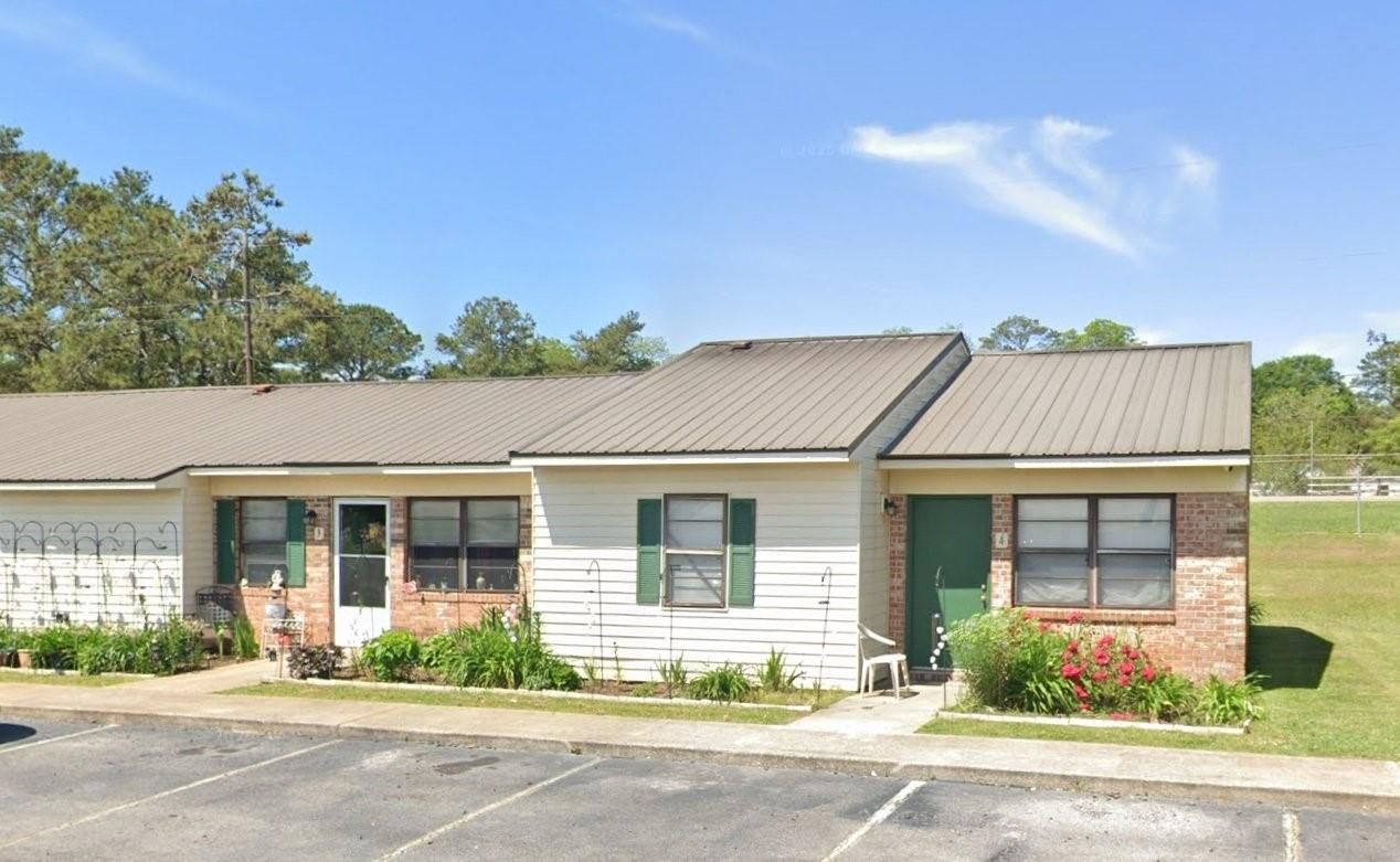 Exterior, Facade, Ranch
