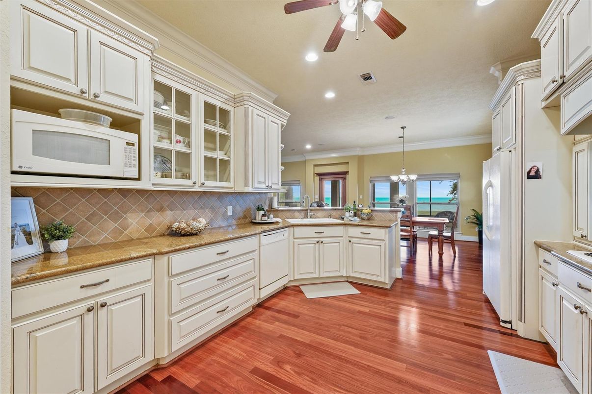 Chandelier, Dining room, Interior, Kitchen, Recessed Lighting, Wood Texture Flooring