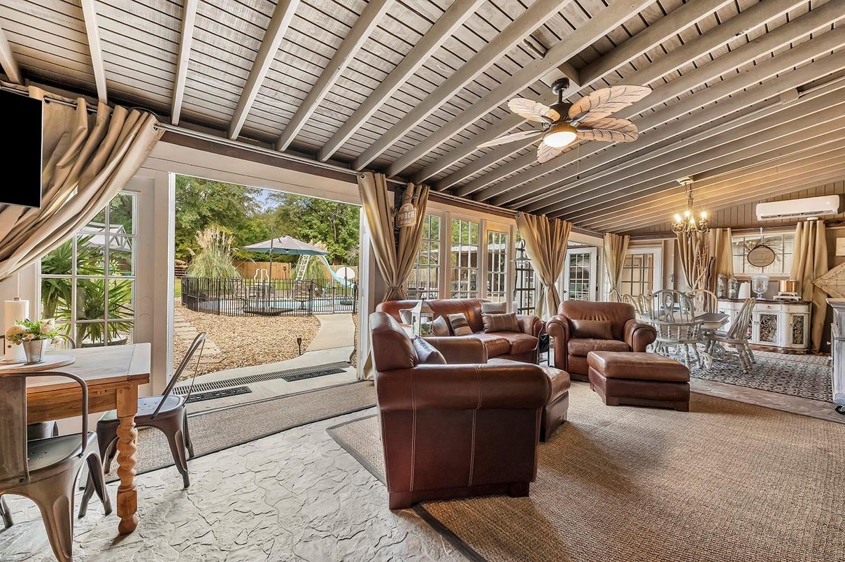 Chandelier, Dining room, Interior, Living room