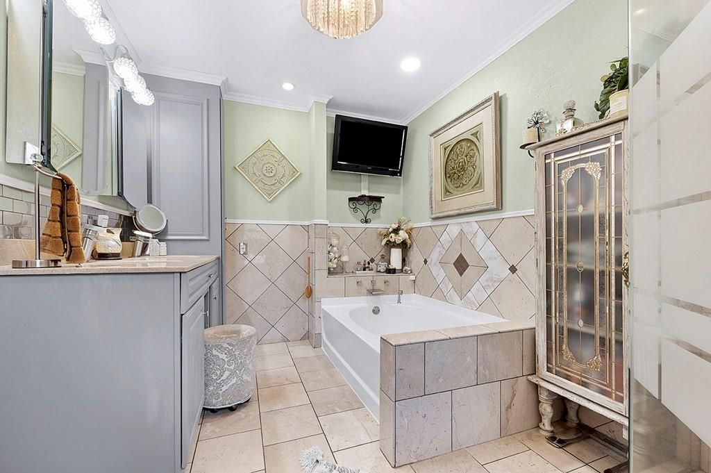 Bathroom, Interior, Recessed Lighting