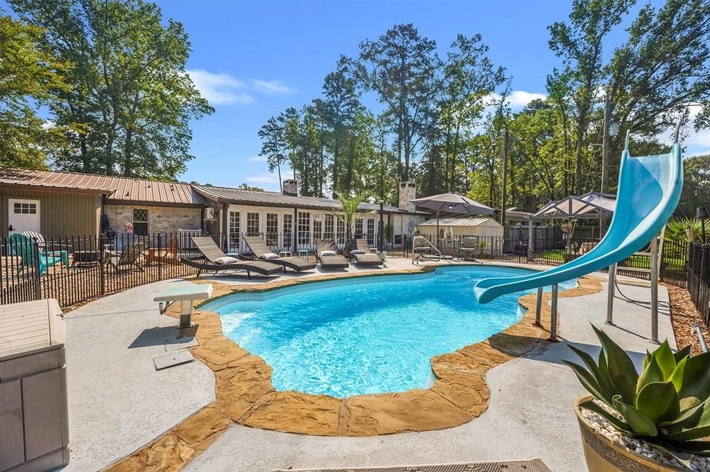 Exterior, Playground, Pool