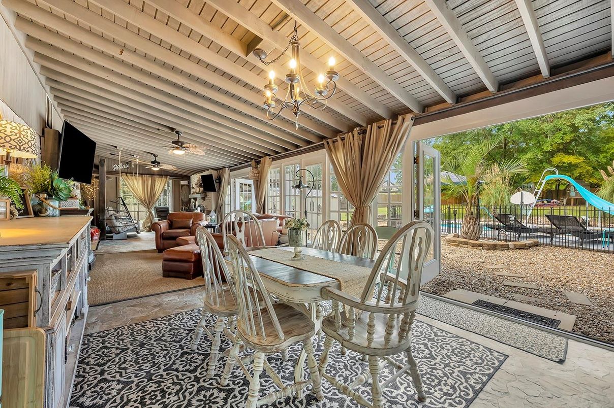 Chandelier, Exterior