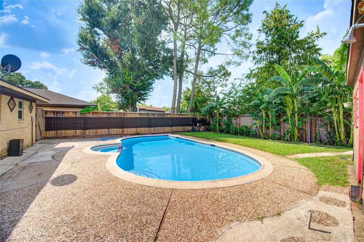 Exterior, Pool