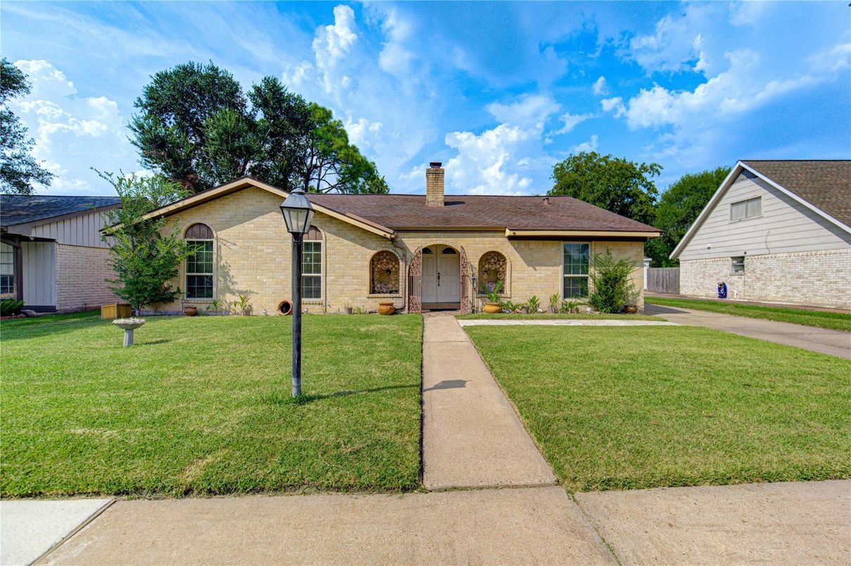 Backyard, Exterior, Facade, Ranch