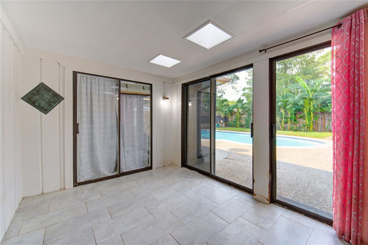 Empty room, Interior