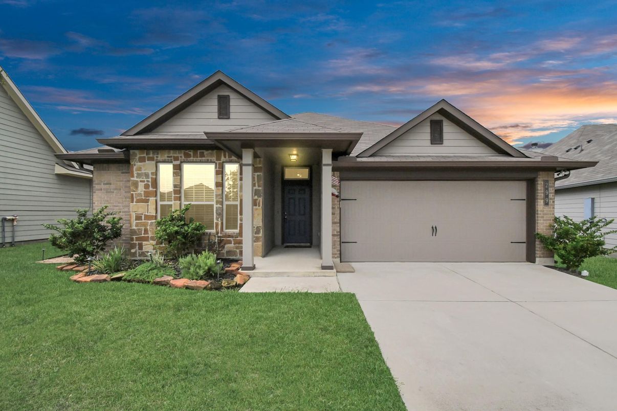 Attached, Exterior, Facade, American Craftsman