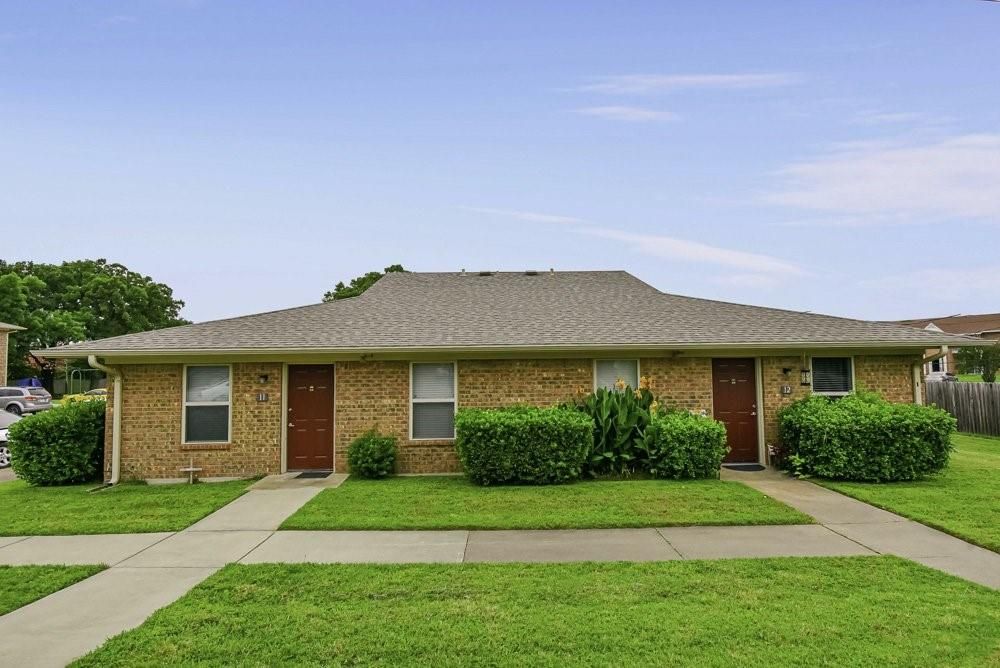 Exterior, Facade, Brick Facade, Ranch